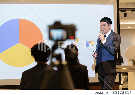 セミナー 講義をする若い男性 撮影協力:WEEK芝大門(サンフロンティア不動産) セミナー 講義をする若い男性 撮影協力:WEEK芝大門(サンフロンティア不動産) 85122814