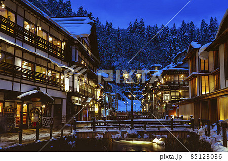 銀山温泉の風景　積雪のある冬の夜　山形県尾花沢市 85123036