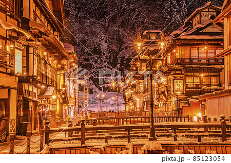 銀山温泉の風景　積雪のある冬の夜　山形県尾花沢市 85123054