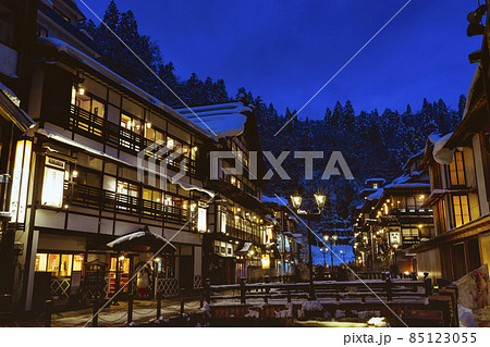 銀山温泉の風景　積雪のある冬の夜　山形県尾花沢市 85123055