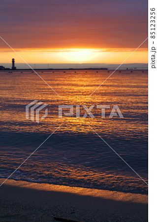 空港近くの打ち寄せる波の音が気持ちいい浜辺の夕景 85123256