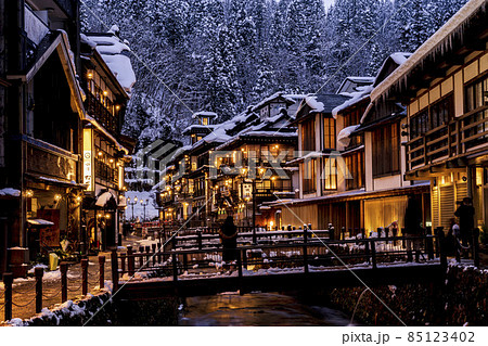 銀山温泉の風景 積雪のある冬の夜 山形県尾花沢市の写真素材 [85123402 