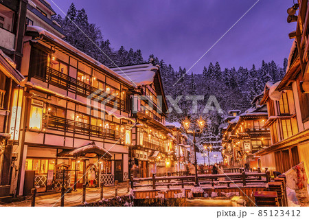 銀山温泉の風景　積雪のある冬の夜　山形県尾花沢市 85123412