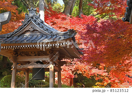 紅葉期の大興善寺 鐘楼 平和の鐘 の写真素材