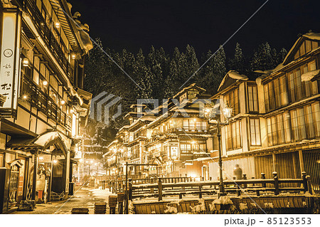 銀山温泉の風景　積雪のある冬の夜　山形県尾花沢市 85123553