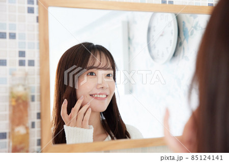 鏡の前でスキンケアをする女性 85124141