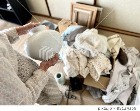 断捨離中に丸い壺を持つ女性の手 断捨離中に丸い壺を持つ女性の手 85124359