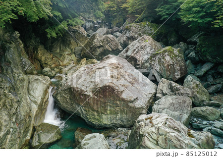 愛媛県西条市　加茂川上流の風景 85125012