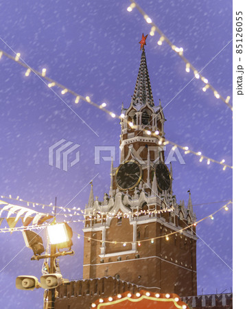 Spasskaya tower of Kremlin, view through light bulbs. Traditional Christmas fair on Red square in Moscow. Russia. Spasskaya tower of Kremlin, view through light bulbs. Traditional Christmas fair on Red square in Moscow. Russia. 85126055