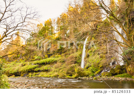 太郎・次郎滝の秋風景 85126333