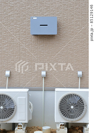 住宅の太陽光発電用パワーコンディショナ装置と室外機（PCS） 85129146