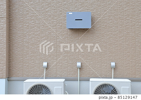 住宅の太陽光発電用パワーコンディショナ装置と室外機（PCS） 85129147