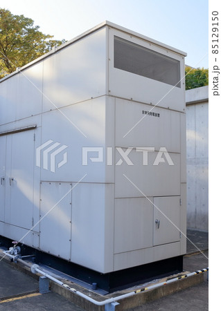 屋外に設置された ディーゼル発電機 屋外に設置された ディーゼル発電機 85129150