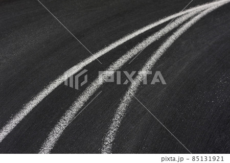 converging lines on blackboard 85131921