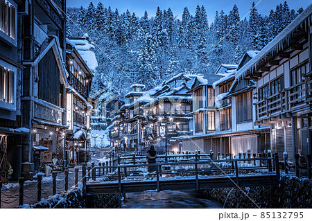 銀山温泉の風景　積雪のある冬の夜　山形県尾花沢市 85132795