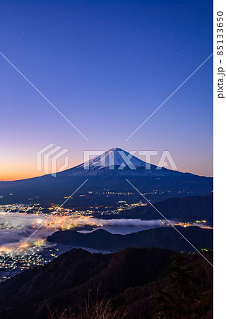 新道峠からの絶景・夜明けの富士山と街並み 新道峠からの絶景・夜明けの富士山と街並み 85133650