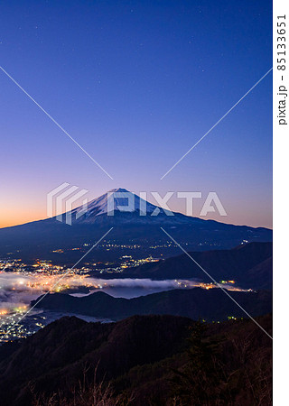 新道峠からの絶景・夜明けの富士山と街並み 新道峠からの絶景・夜明けの富士山と街並み 85133651
