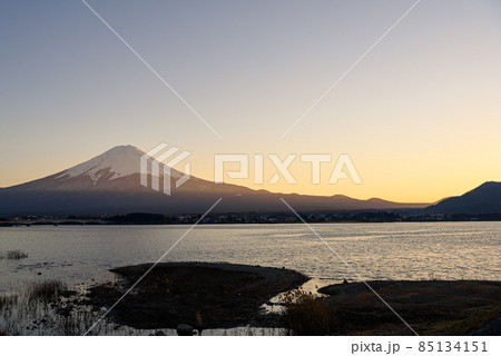 夕暮れの紅富士と河口湖の絶景 夕暮れの紅富士と河口湖の絶景 85134151
