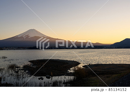 夕暮れの紅富士と河口湖の絶景 夕暮れの紅富士と河口湖の絶景 85134152