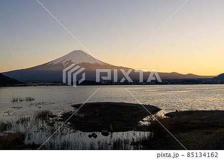 夕暮れの紅富士と河口湖の絶景 85134162