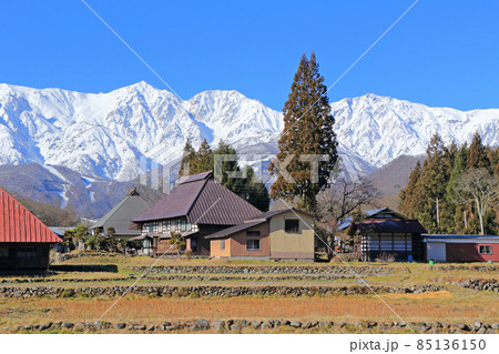 白馬山麓の12月　大出の里と北アルプス 85136150