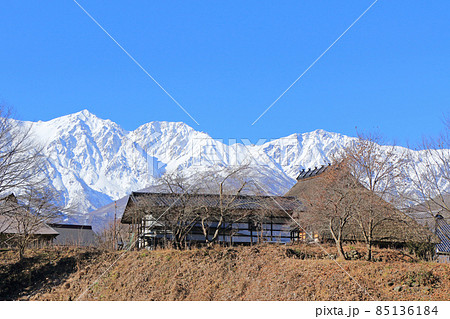 白馬山麓の12月　大出の里と北アルプス 85136184