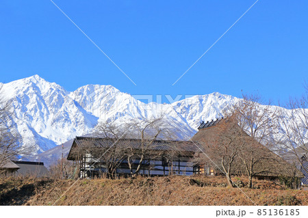 白馬山麓の12月　大出の里と北アルプス 85136185