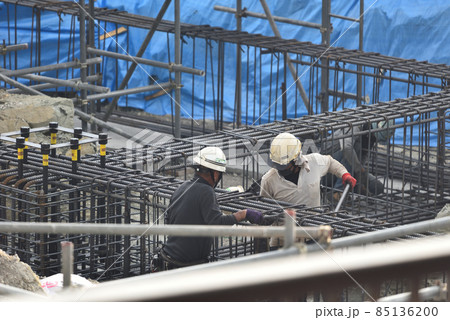 工事現場　鉄筋工の作業風景 85136200