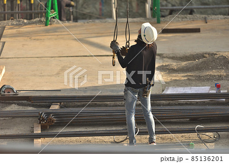 工事現場　玉掛け作業の鉄筋工 85136201