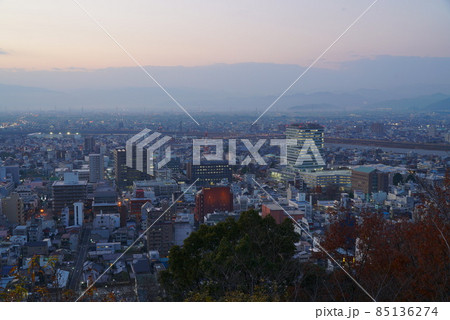 金華山ドライブウエィ展望台から見る日没直後の岐阜市街の夕景 85136274