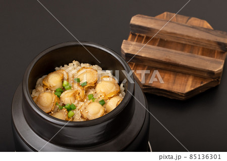 ホタテの釜飯　(ホタテの炊き込みご飯) 85136301