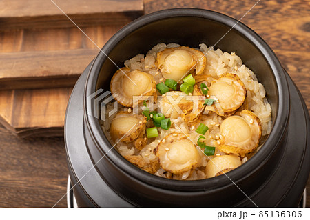 ホタテの釜飯　(ホタテの炊き込みご飯) 85136306