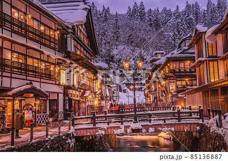 銀山温泉の風景　積雪のある冬の夜　山形県尾花沢市 85136887
