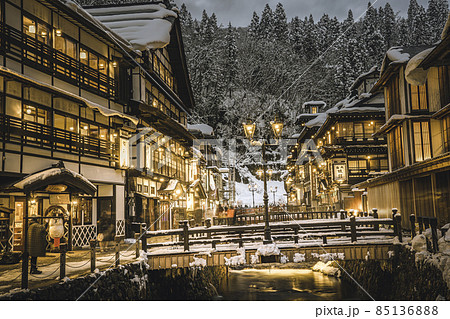 銀山温泉の風景　積雪のある冬の夜　山形県尾花沢市 85136888
