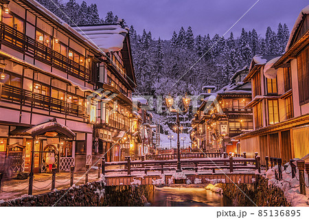 銀山温泉の風景 積雪のある冬の夜 山形県尾花沢市 銀山温泉の風景 積雪のある冬の夜 山形県尾花沢市 85136895