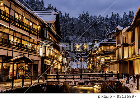 銀山温泉の風景　積雪のある冬の夜　山形県尾花沢市 85136897