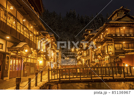 銀山温泉の風景 積雪のある冬の夜 山形県尾花沢市の写真素材 銀山温泉の風景 積雪のある冬の夜 山形県尾花沢市の写真素材
