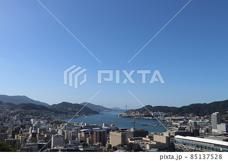 高台から眺める快晴の長崎市街地　長崎市中心部　長崎港や再開発中の長崎駅周辺 85137528