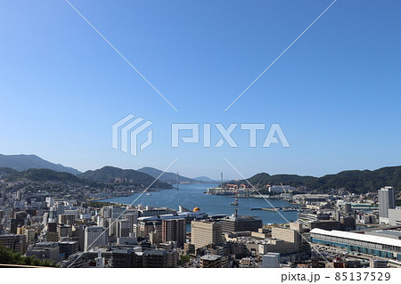 高台から眺める快晴の長崎市街地　長崎市中心部　長崎港や再開発中の長崎駅周辺 85137529