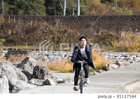 犬石犬走りの景の沈下橋をサイクリングする男性 犬石犬走りの景の沈下橋をサイクリングする男性 85137584