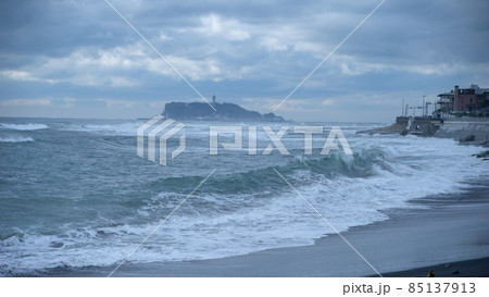 江ノ島海岸のサーファーと荒波白い雲と青空 江ノ島海岸のサーファーと荒波白い雲と青空 85137913