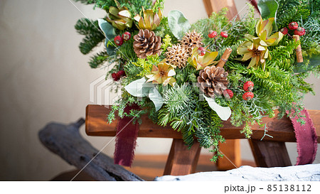 クリスマスのフラワーアレンジメントスワッグ クリスマスのフラワーアレンジメントスワッグ 85138112