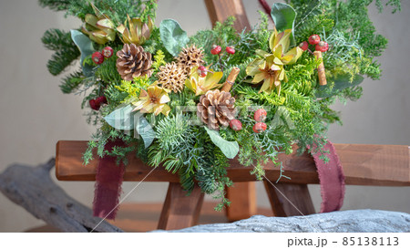 クリスマスのフラワーアレンジメントスワッグ 85138113