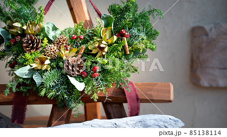 クリスマスのフラワーアレンジメントスワッグ クリスマスのフラワーアレンジメントスワッグ 85138114