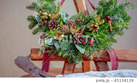 クリスマスのフラワーアレンジメントスワッグ 85138139