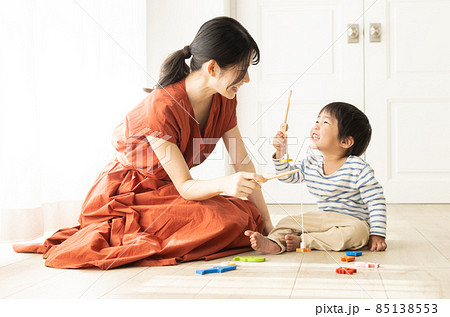 家で子供と遊ぶお母さんの写真素材