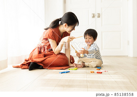 家で子供と遊ぶお母さん 85138558
