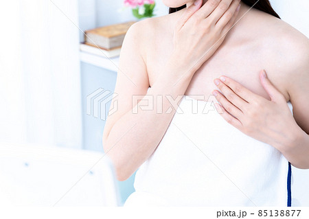 お風呂上りにスキンケアする女性【パーツカット】 お風呂上りにスキンケアする女性【パーツカット】 85138877