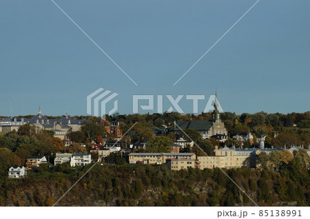 ケベックシティー ダファリンテラスから見たレヴィの聖ロムアルド教会 85138991