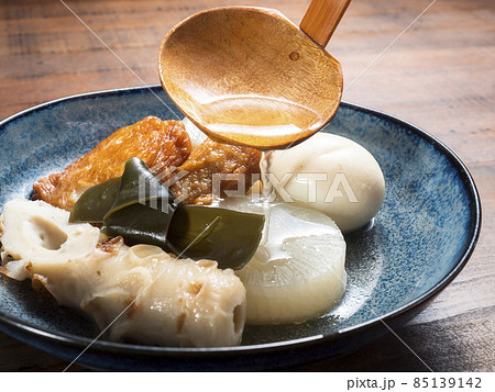 おでんに出汁をかける 85139142